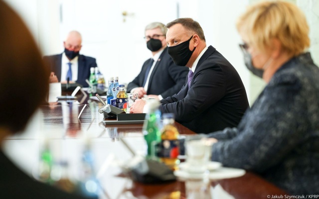Pokonanie pandemii koronawirusa, to najważniejsze wyzwanie na najbliższy czas - mówił prezydent Andrzej Duda, który kontynuuje cykl spotkań ze środowiskami zaangażowanymi w walkę z pandemią.