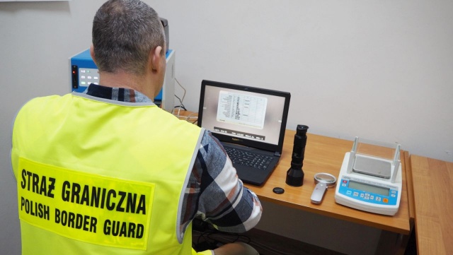 Rumuna z podrobionym prawem jazdy - zatrzymali strażnicy graniczni ze Świnoujścia. Mężczyzna chciał wypłynąć promem do Szwecji.