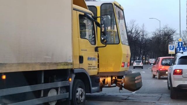 Kolizja na pl. Kościuszki. Ciężarówka uderzyła w tramwaj