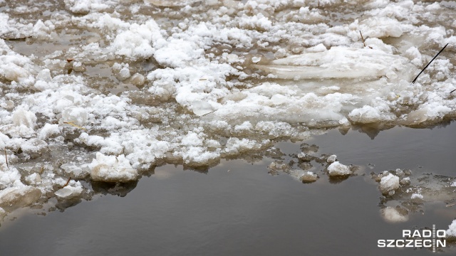 W Wyszogrodzie stan alarmowy jest przekroczony o prawie metr, przez ostatnią dobę przybyło tam prawie 20 cm wody, w Kępie Polskiej przybyło 17 cm - tu stan alarmowy jest przekroczony o pół metra.