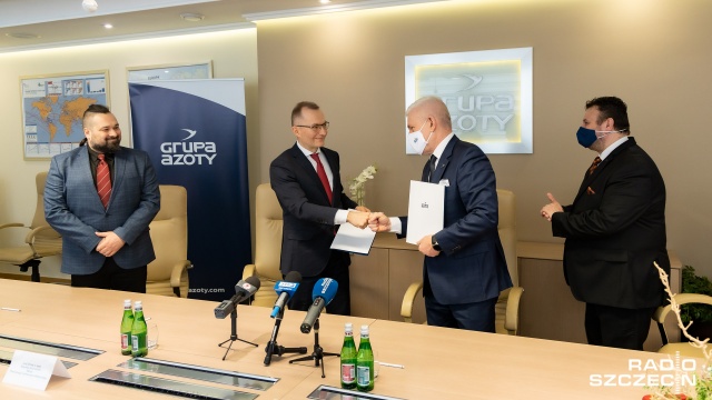 100 tysięcy złotych na zakup specjalistycznego sprzętu trafi do Pomorskiego Uniwersytetu Medycznego. Pieniądze przekazała Grupa Azoty Zakłady Chemiczne Police. To wkład spółki w pomoc w walce z epidemią koronawirusa.
