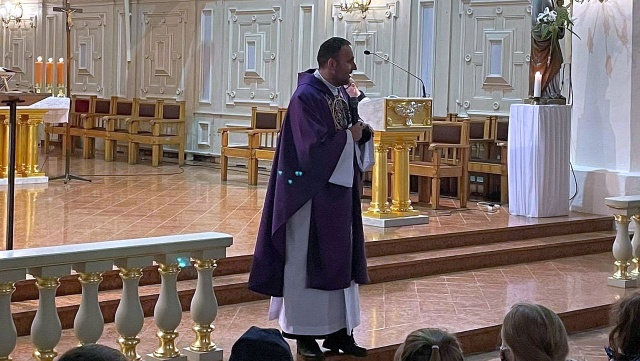 Ksiądz, raper i autor tekstów, prowadził szkolne rekolekcje wielkopostne w parafii pod wezwaniem św. Jana Chrzciciela w Myśliborzu.