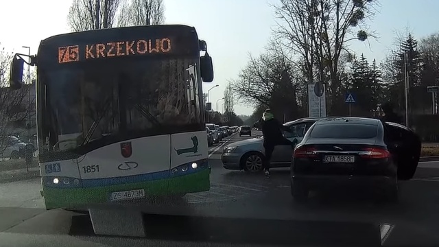 Wysiadł z samochodu i z wściekłością zaczął kopać auto innego kierowcy. Policja szuka świadków i pokrzywdzonego - po agresywnym incydencie do którego doszło na skrzyżowaniu ulic Janickiego, Klonowica i Zawadzkiego w Szczecinie.