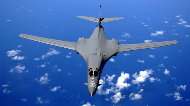 Stany Zjednoczone przeprowadziły ataki w Syrii, których celem były wspierane przez Iran odziały militarne. Amerykańskie uderzenie zostało przeprowadzone na rozkaz prezydenta Joe Bidena i było odpowiedzią na przeprowadzony przez proirańskie grupy atak rakietowy w północnym Iraku.