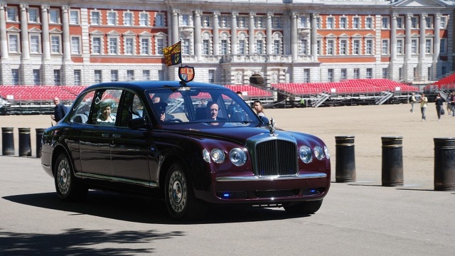 Podczas zdalnego spotkania z szefami służby zdrowia monarchini zdecydowała się na niezwykle rzadki dla niej apel. I mówiła, że przyjęcie zastrzyku to kwestia myślenia o bezpieczeństwie innych ludzi.