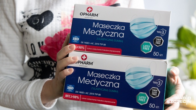 Z powodu dużego wzrostu zakażeń koronawirusem od soboty na Warmii i Mazurach wracają obostrzenia. W całym kraju obowiązkowe są maseczki do zakrywania ust i nosa. Przyłbice, chusty i kominy już nie wystarczą.