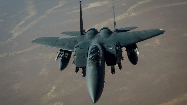 Prezydent USA Joe Biden powiedział, że amerykański atak w Syrii był ostrzeżeniem pod adresem władz w Teheranie. Pentagon poinformował, że uderzenie rakietami powietrze-ziemia doprowadziło do zniszczenia lub poważnego uszkodzenia jedenastu obiektów wykorzystywanych przez proirańskie odziały militarne.