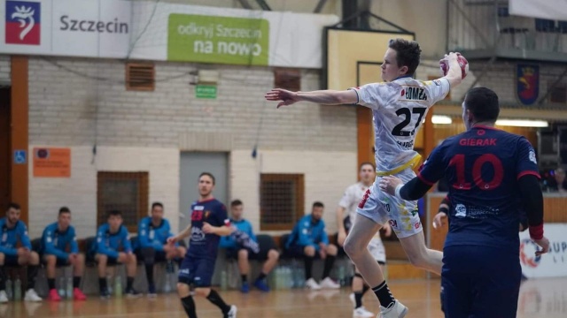 Mistrz kraju i lider Superligi za mocny dla piłkarzy ręcznych Sandry SPA Pogoni. Szczecinianie przegrali u siebie z Łomżą Vive Kielce 29:40 w 15. kolejce rozgrywek o mistrzostwo Polski.