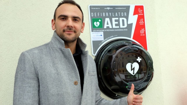 Każdy będzie mógł uratować życie komuś w potrzebie - tak jest w Międzyzdrojach. W sześciu punktach miasta zainstalowano defibrylatory AED.