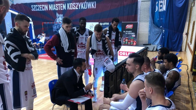 Koszykarze Kinga nadal bez zwycięstwa w hali przy Twardowskiego w rozgrywkach o mistrzostwo Polski. Szczecinianie w drugim meczu w hali miejskiej doznali drugiej porażki przegrywając w niedzielę z Treflem Sopot 81:83 w Energa Basket Lidze.
