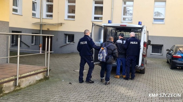 Funkcjonariusze przyłapali dwóch mężczyzn, kiedy ci wynosili elementy metalowe z jednej z posesji.