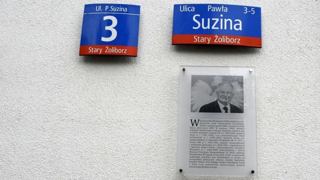 Policja bada sprawę zniknięcia tablicy upamiętniającej miejsce narodzin prezydenta Lecha Kaczyńskiego.