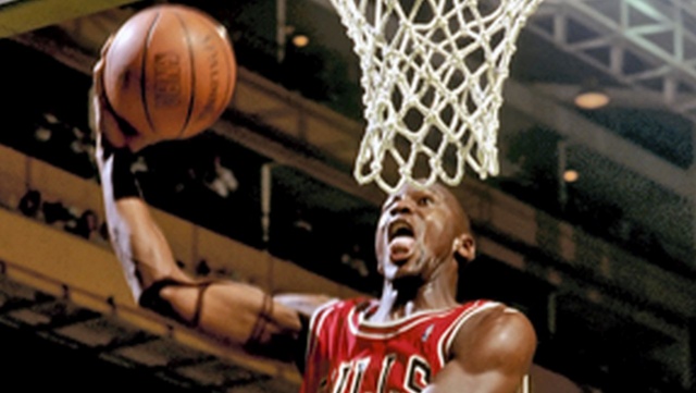 Blisko dekadę, koszykarz wszechczasów Michael Jordan nie jest w stanie sprzedać swojego domu na przedmieściach Chicago.