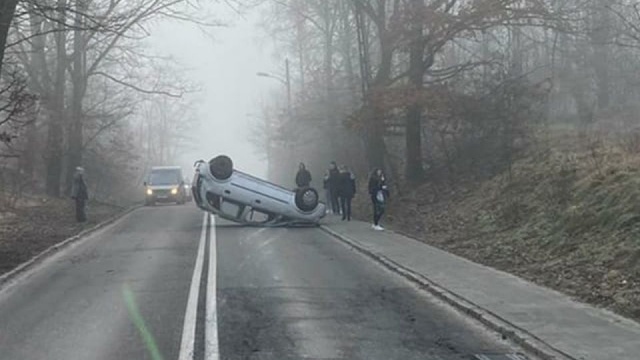 Na ulicy Stołczyńskiej w Szczecinie dachował samochód osobowy. Ruch w tamtym rejonie miasta jest utrudniony, a na miejscu pracuje policja.