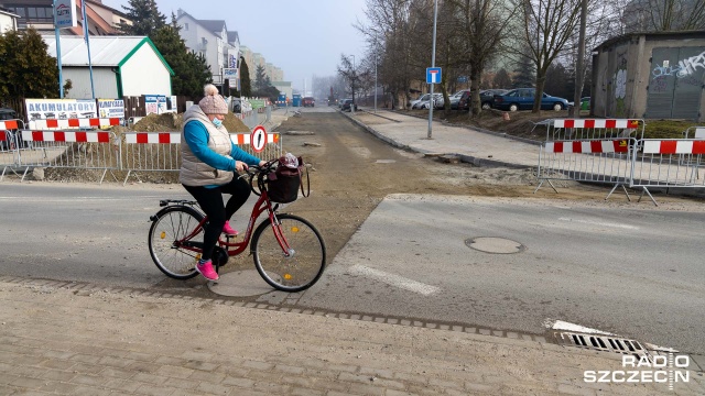 Spore opóźnienia przy przebudowie ulicy Hrubieszowskiej w Szczecinie. Od wielu miesięcy na bardzo wolne tempo prac narzekają nie tylko mieszkańcy tej części miasta, ale także i miejscowi przedsiębiorcy.