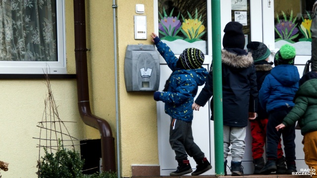Pracownice przedszkolnych kuchni protestują przeciwko planom likwidacji ich miejsc pracy. Chodzi o placówki Gminy Goleniów, w których wyżywienie stacjonarne ma zostać zastąpione wyżywieniem cateringowym.