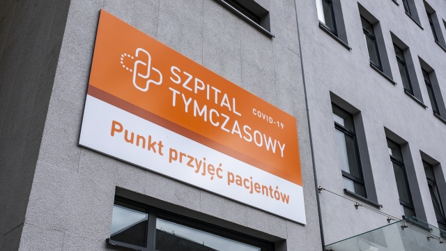 Szpitale tymczasowe są potrzebne, a ich krytyka przez Platformę Obywatelską nieuprawniona. Politycy Prawa i Sprawiedliwości apelują, by epidemii nie wykorzystywać do bieżącej walki politycznej.