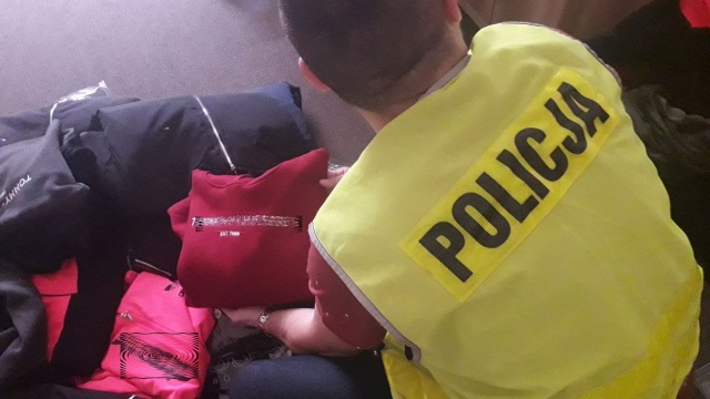 Podrobione ubrania warte 80 tysięcy złotych zabezpieczyli policjanci z Koszalina. Podczas kontroli w wybranych punktach funkcjonariuszom towarzyszył przedstawiciel producentów znanych marek.