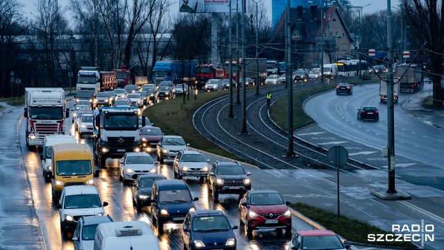 Od ponad tygodnia przejazd między lewo-, a prawobrzeżem Szczecina jest bardzo utrudniony. W związku z remontem Estakady Pomorskiej założone zostały tzw. szykany.
