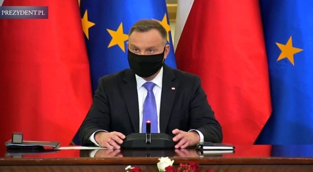 Nie możemy dopuścić do załamania systemu służby zdrowia w trakcie trzeciej fali pandemii koronawirusa - powiedział prezydent Andrzej Duda. W Pałacu Prezydenckim rozpoczęło się spotkanie prezydenta z przedstawicielami Sił Zbrojnych RP, które są zaangażowane w walkę z pandemią COVID-19.