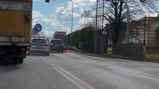 Ruch wahadłowy w Przecławiu. Na miejscu pracuje policja i ratownicy pogotowia ratunkowego.