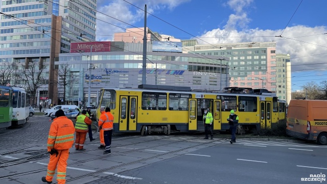 Ciężkie popołudnie dla kierowców i pasażerów komunikacji miejskiej w Szczecinie.