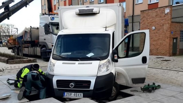 Spółdzielcy nie zapłacą za naprawę uszkodzonej fontanny - zapewniają przedstawiciele Spółdzielni Mieszkaniowej Dąb.