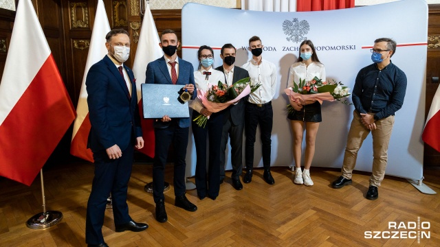 Były kwiaty, gratulacje i upominki. Patryk Dobek - złoty medalista Halowych Mistrzostw Europy w biegu na 800 metrów - był gościem wojewody zachodniopomorskiego Zbigniewa Boguckiego.