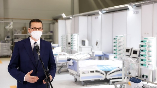 Koronawirus mocno uderza w Polskę - mówił w czasie wizyty w szpitalu tymczasowym w Hali Expo w Krakowie premier Mateusz Morawiecki.
