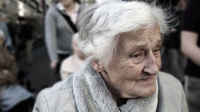 120 tysięcy złotych straciła starsza mieszkanka Polic. Kobieta padła ofiarą oszustów. Do 89-latki zadzwoniła kobieta, która podawała się za jej córkę.