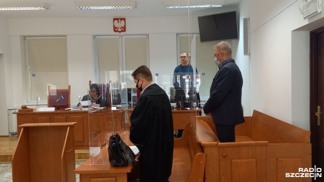Rok więzienia w zawieszeniu na dwa lata - to wyrok Sądu Rejonowego w Kołobrzegu w sprawie 47-letniego kierowcy śmieciarki. Mężczyzna trafił na ławę oskarżonych po tragedii, do której doszło w kwietniu 2019 roku w miejscowości Stojkowo. Pod kołami cofającej na posesję śmieciarki zginął dwuletni chłopiec.