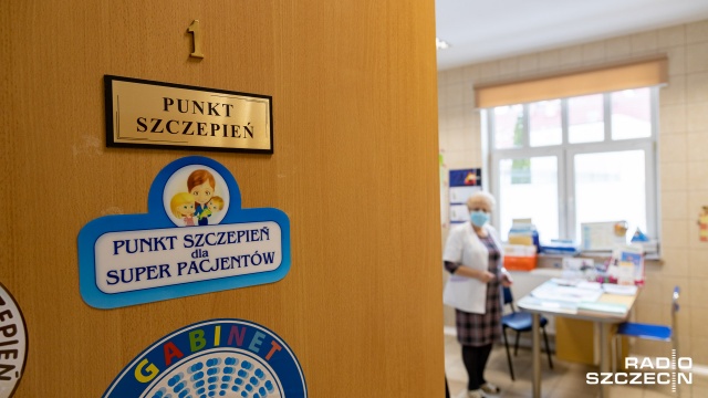 We wtorek ruszają zapisy na szczepienia przeciw COVID-19 dla osób w wieku 60-64 lat czyli z roczników 1957-1961. Cały czas mogą rejestrować się osoby w wieku 65 i 66 lat i starsi, jeżeli tego jeszcze nie zrobili. Natomiast w czwartek wznowione zostaną zapisy dla seniorów powyżej 70. roku życia.