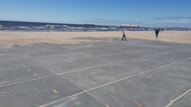 12 tysięcy złotych kosztowała naprawa miejsca dla karetek na świnoujskiej plaży. Zniszczył je październikowy sztorm. Niektóre z betonowych płyt znalazły się metr pod powierzchnią piasku, inne były przewrócone.