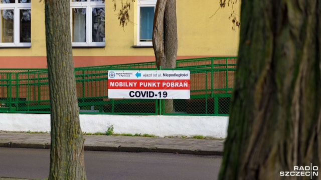 Mamy bardzo szybki wzrost zakażeń - mówił wirusolog Włodzimierz Gut. - To powód wprowadzenia kolejnych obostrzeń - podkreślał w audycji Radio Szczecin na Wieczór.