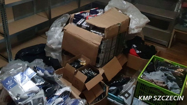 Podrobiona odzież i perfumy warte prawie 2 mln zł zostały zabezpieczone przez szczecińskich policjantów.