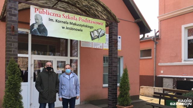 Nie chcemy likwidacji naszej szkoły, uczyło się w niej kilka pokoleń - mówią mieszkańcy wsi Jesionowo, w gminie Przelewice. Wójt Mieczysław Mularczyk uważa natomiast, że utrzymywanie placówki jest nieracjonalne z powodów ekonomicznych.