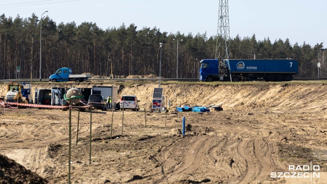 Koniec z betonowym odcinkiem autostrady w okolicach węzła Kijewo. We wtorek z budżetu Unii Europejskiej przekazano na modernizację tej drogii 110 milionów złotych.