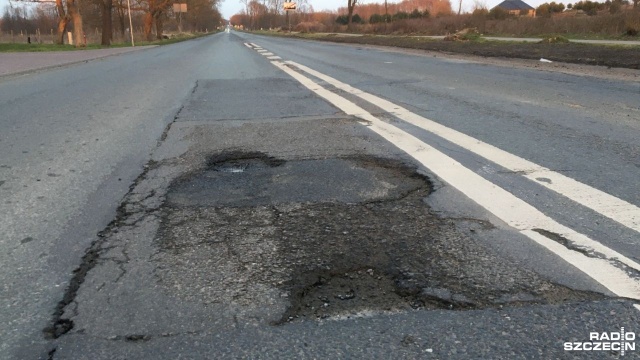 Stara dziesiątka - na razie bez gruntownej modernizacji. Jezdnia na odcinku pomiędzy Kobylanką, Morzyczynem i Zieleniewem - po ostatniej zimie - pełna jest dziur i wyrw.