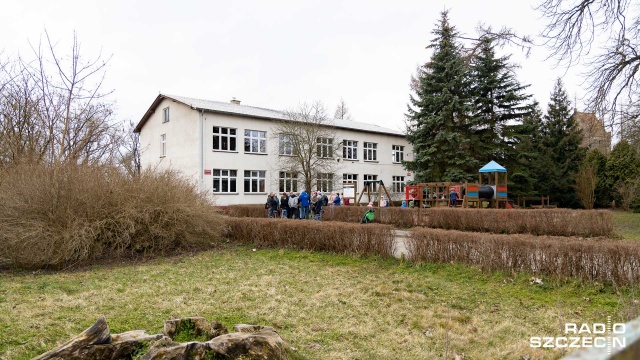 Jeśli wójt zamknie nam szkołę, to wioska zwyczajnie umrze - uważają rodzice dzieci uczęszczających do Szkoły Podstawowej w Sądowie w gminie Dolice.