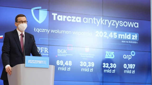 Pomoc dla firm z tarczy antykryzysowej została przedłużona co najmniej o kolejny miesiąc, poinformowali wspólnie premier Mateusz Morawiecki i wicepremier, minister rozwoju Jarosław Gowin.