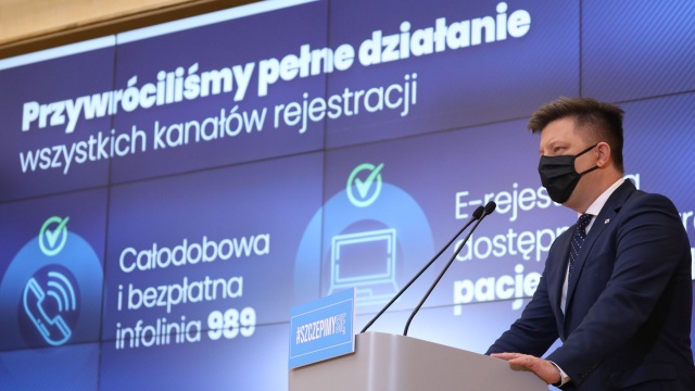 Szef Kancelarii Premiera Michał Dworczyk powiedział, że wszyscy chętni będą mogli zapisać się na szczepienia przeciw COVID-19 w maju lub najpóźniej w czerwcu.