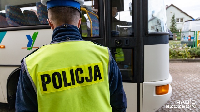 Kontrole prędkości, trzeźwości kierowców i pasów bezpieczeństwa - policja ostrzega, że mimo pandemii w czasie świąt będzie więcej patroli na głównych szlakach komunikacyjnych w kraju.