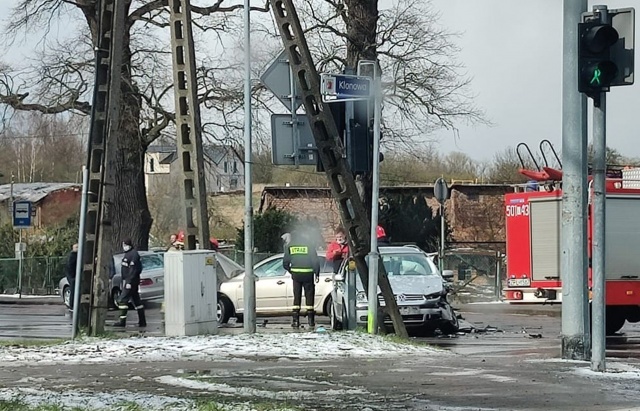 W okolicy skrzyżowania ulic Asfaltowej i Cisowej w Policach doszło do zdarzenia dwóch samochodów osobowych.