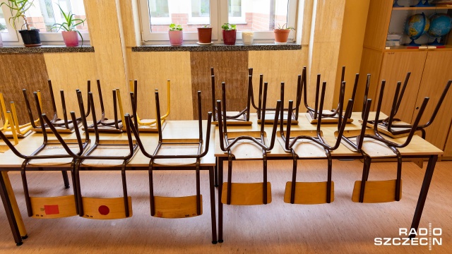 W środę uczniowie w całym kraju, po świątecznej przerwie, wracają do zdalnej nauki. Zgodnie z przepisami w takiej formie mają uczyć się do końca tygodnia. Niebawem podjęte będą decyzje, czy zdalna nauka będzie przedłużona.