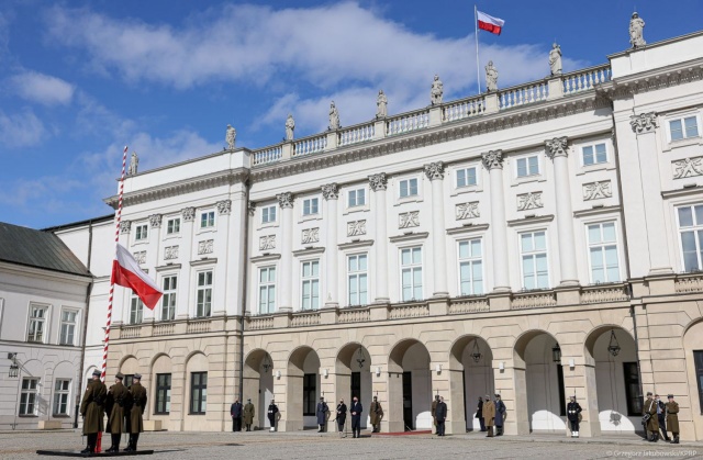Prezydent Andrzej Duda upamiętnił pracowników służby zdrowia, którzy zmarli, walcząc z pandemią COVID-19. Uroczystość z ceremoniałem wojskowym odbyła się na dziedzińcu Pałacu Prezydenckiego.