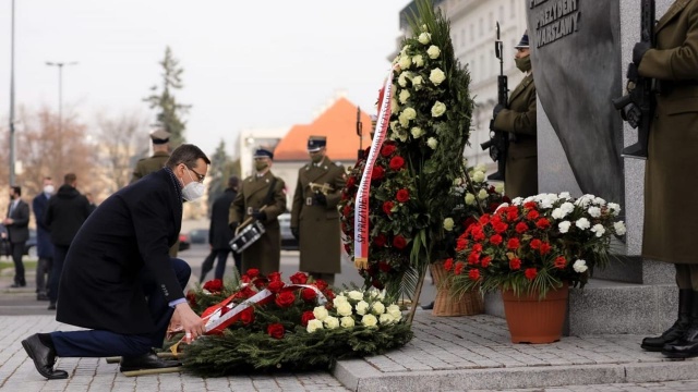 Delegacja z prezesem PiS, wicepremierem Jarosławem Kaczyńskim złożyła kwiaty pod pomnikiem prezydenta Lecha Kaczyńskiego na pl. Piłsudskiego w Warszawie.