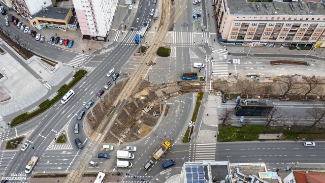 Dość spokojnie przebiegał poniedziałkowy poranek na szczecińskich ulicach. Problemy pojawiały się na Estakadzie Pomorskiej, Węźle Łękno i ulicy Krasińskiego przed rondem Giedroycia na Niebuszewie.
