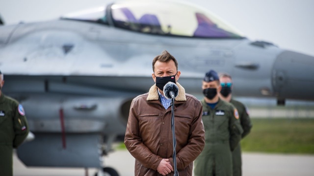 Pierwsze myśliwce piątej generacji F-35 pojawią się w Polsce na początku 2026 roku. Jako pierwsza w maszyny zostanie wyposażona 32. Baza Lotnictwa Taktycznego w Łasku - poinformował minister obrony narodowej Mariusz Błaszczak.