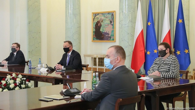 Zmiana konstytucji niewykluczona, a projekt ustawy do końca tego roku - takie deklaracje padły na posiedzeniu prezydenckiego zespołu do spraw sędziów pokoju.
