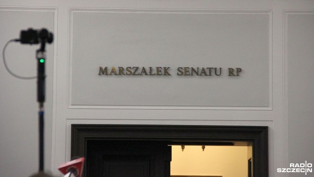 Senat odesłał do uzupełnienia wniosek prokuratury o uchylenie immunitetu marszałkowi izby Tomaszowi Grodzkiemu. Decyzję krytykują senatorowie klubu Prawa i Sprawiedliwości.